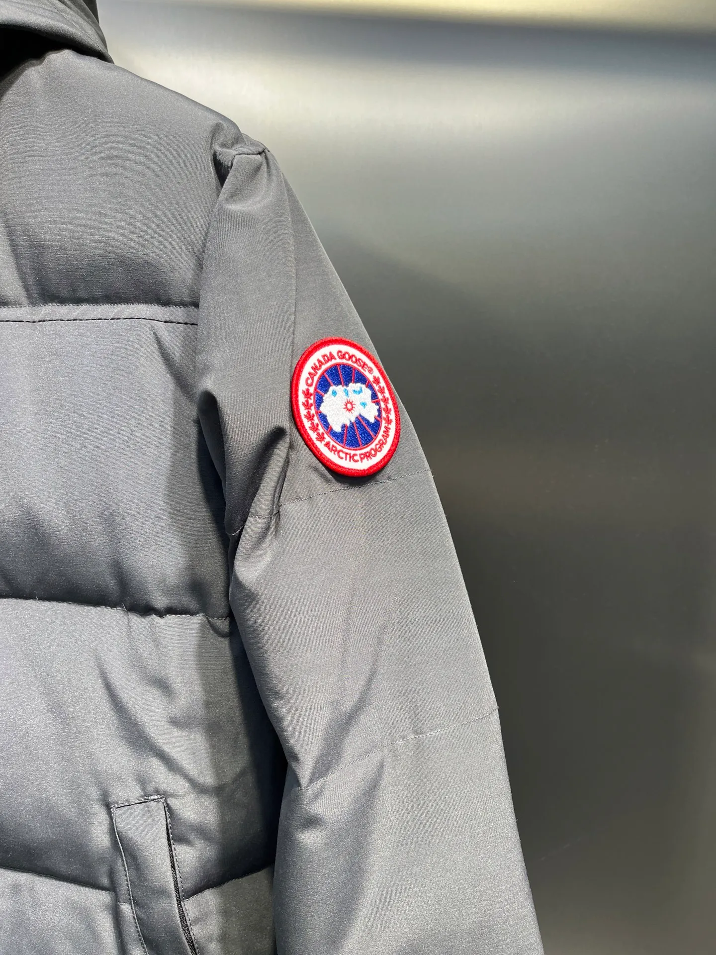 P700 Goose 🌟17 styles of chest patch, same style for men and women, cold-resistant down jackets! The fur collar is detachable. The natural Siberian coyote fur collar has a delicate yet strong feel, which comes from the sense of life that comes from the erosion of wind and frost in nature. The market usually uses raccoon fur or fake fur instead, which is not even the slightest bit better! The collar part has cold-proof flannel, which is close to the head and neck, comfortable and warm! The fabric is made of high-density nano-level waterproof fabric, which is windproof and wear-resistant and has a certain thickness! The zipper is the official YKK brand! The waist has an elastic waistline design that can be adjusted according to yourself! There is also an anti-wind Velcro inside! Seamless threaded cuffs to avoid stiffening! In order to prevent cold wind from pouring in, a double closure design is adopted. On the premise of the traditional zipper fly, six Velcro fasteners are used for secondary closure, which brings better warmth retention effect. It retains the classic hooded design and uses super large luxurious wolf fur to protect against wind and cold. No matter how low the temperature is this winter, one piece is enough. I’ll give you the wind and temperature. Size: s-xxl